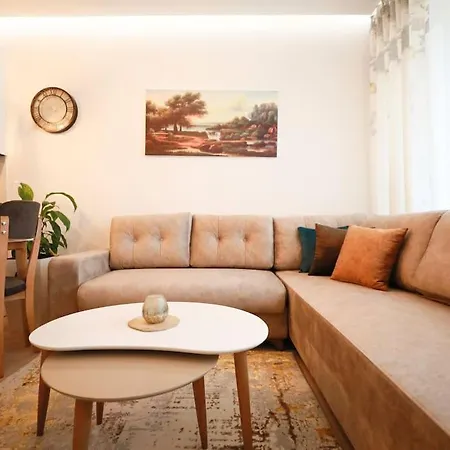 Apartment Lovely 1-bedroom In Tirana